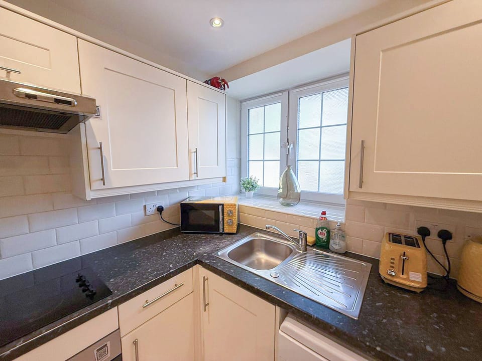 Fully-equipped Kitchen | Nine Elms flat near Vauxhall, Oval & Battersea 