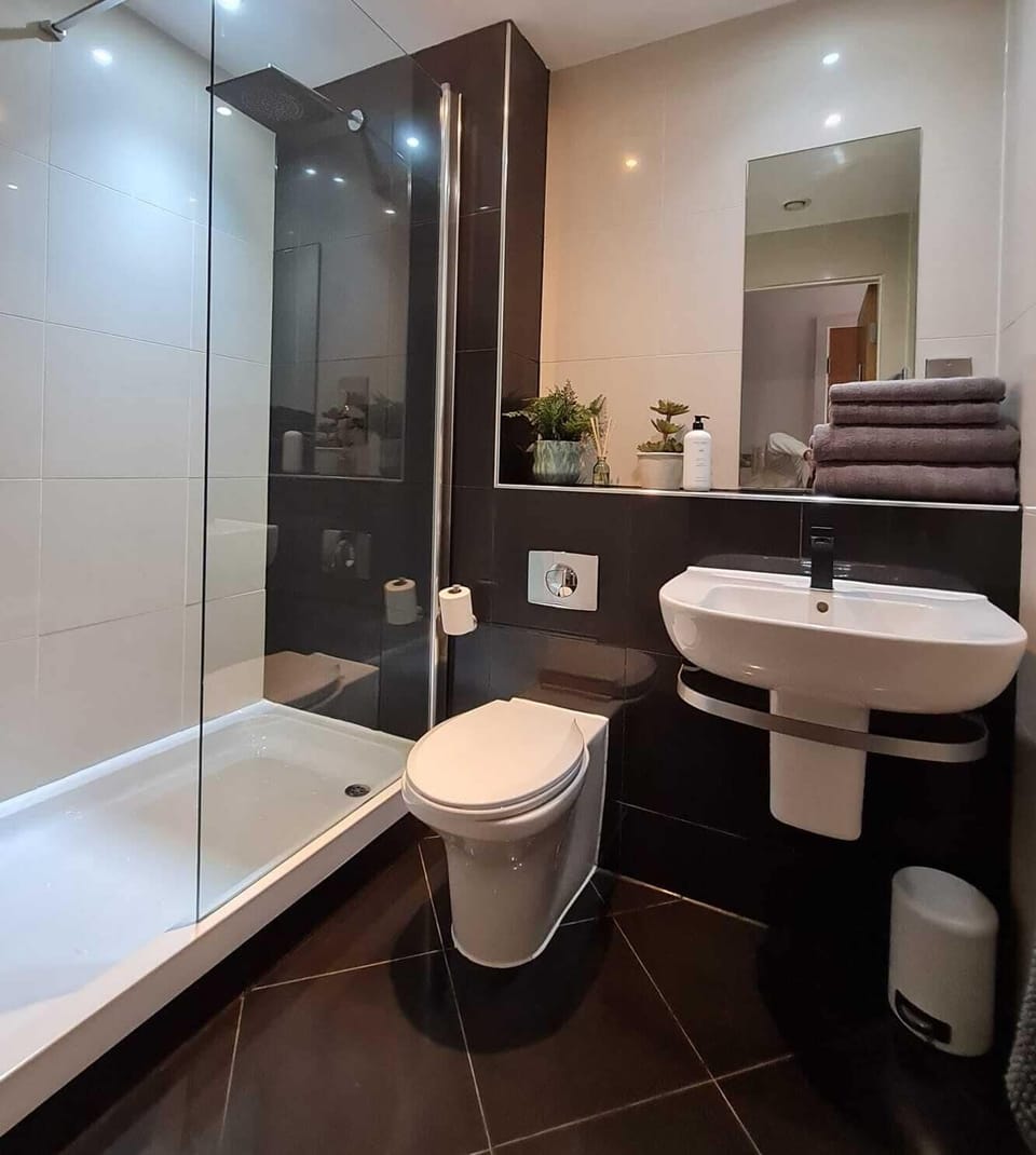 Standard Apartment, Non Smoking | Bathroom | Hair dryer, towels, soap, toilet paper