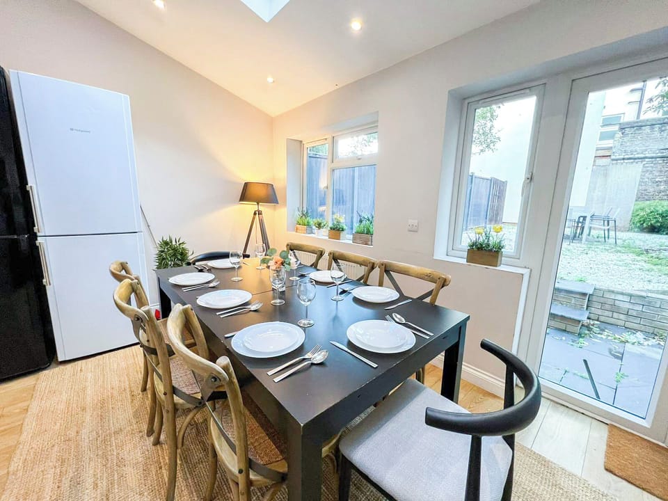 Lovely 4 Bedroom house with FREE Wi-Fi garden in Brondesbury Kilburn