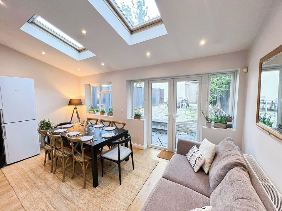 Lovely 4 Bedroom house with FREE Wi-Fi garden in Brondesbury Kilburn