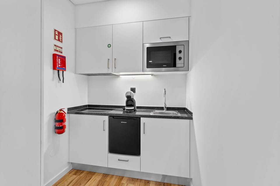 Deluxe Double Room, Ensuite, Sea View | Private kitchen | Mini-fridge, microwave, stovetop, cookware/dishes/utensils