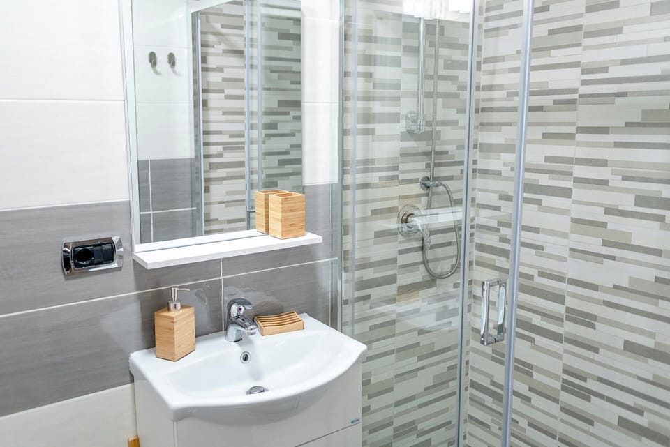 Classic Double Room, Garden View | Bathroom | Shower, slippers, bidet, towels