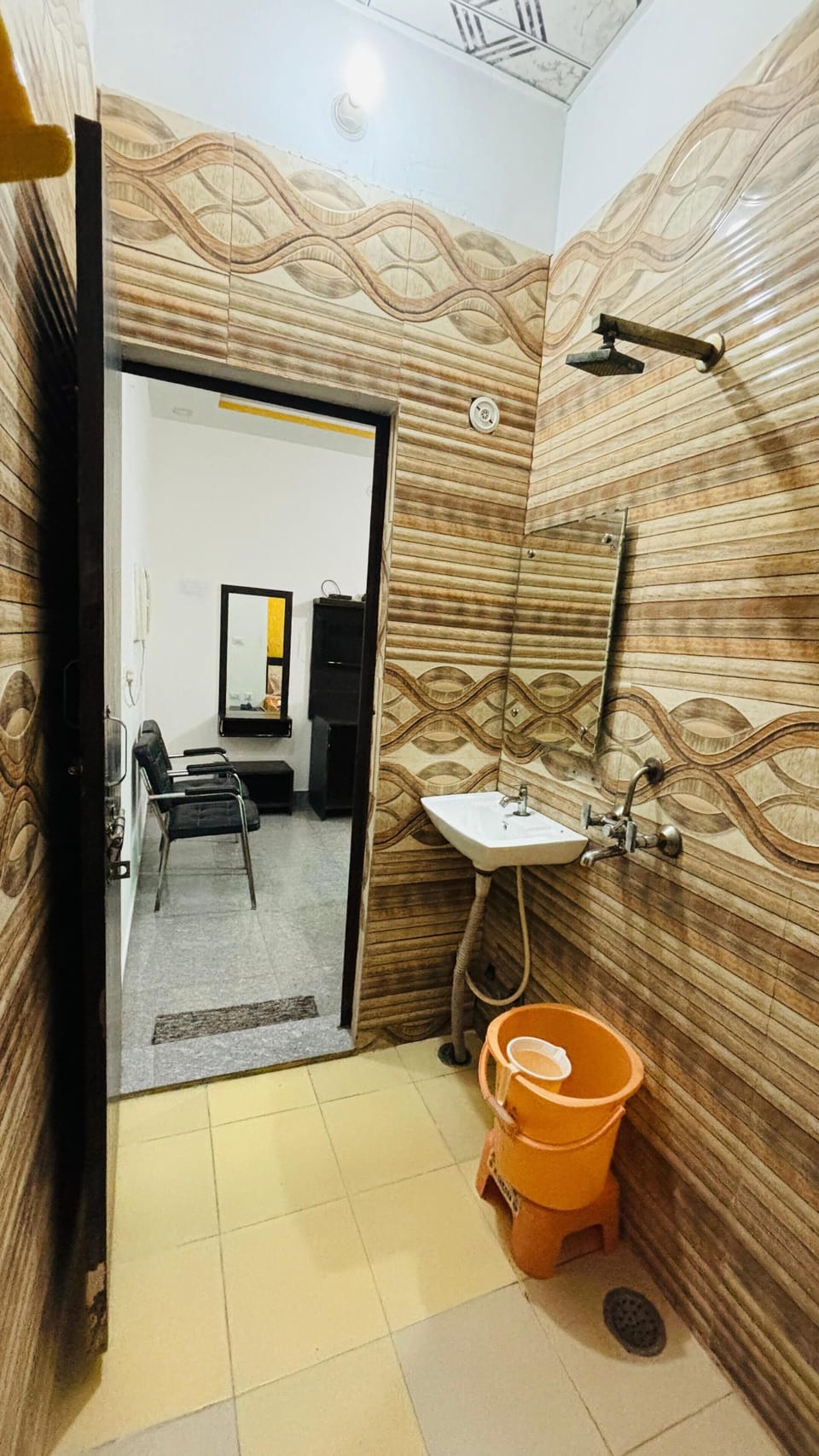 Classic Room | Bathroom amenities | Shower, towels, soap, toilet paper