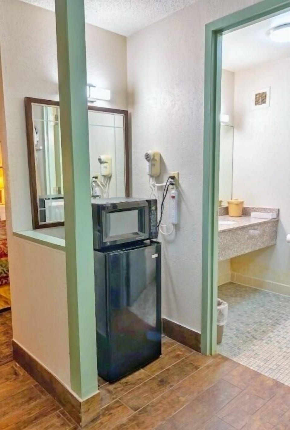 Comfort Double Room, 1 King Bed | Bathroom | Combined shower/tub, towels, soap, shampoo