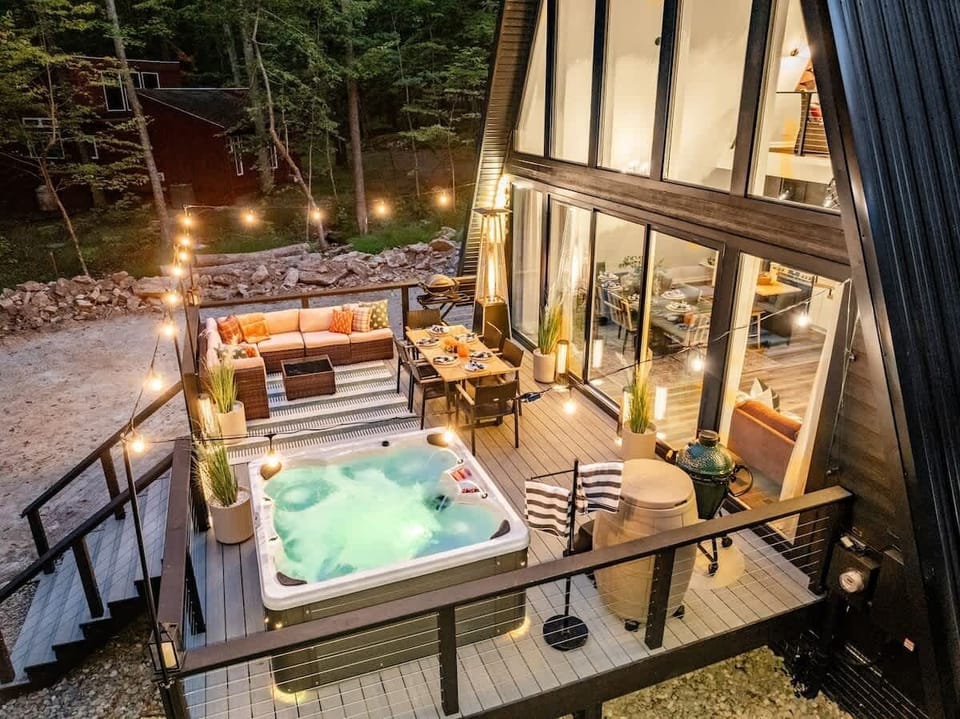 The outdoors and the deck are truly spectacular! Hot tub and cold plunge made for evening fires.