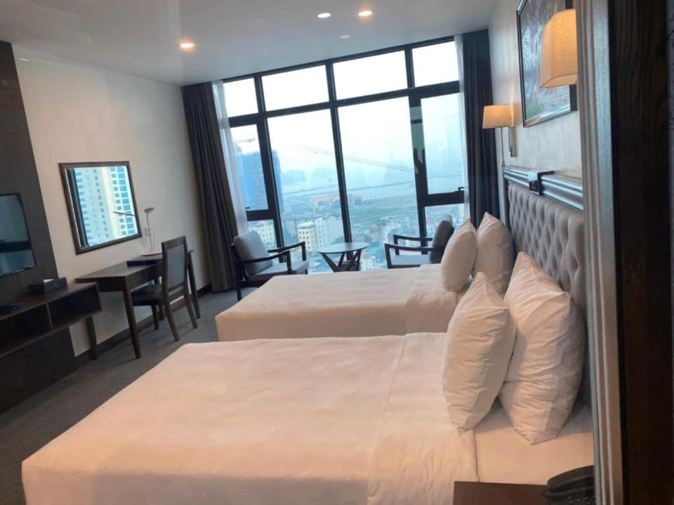 Family Room | Minibar, in-room safe, laptop workspace, blackout drapes