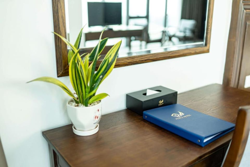 Minibar, in-room safe, laptop workspace, blackout drapes