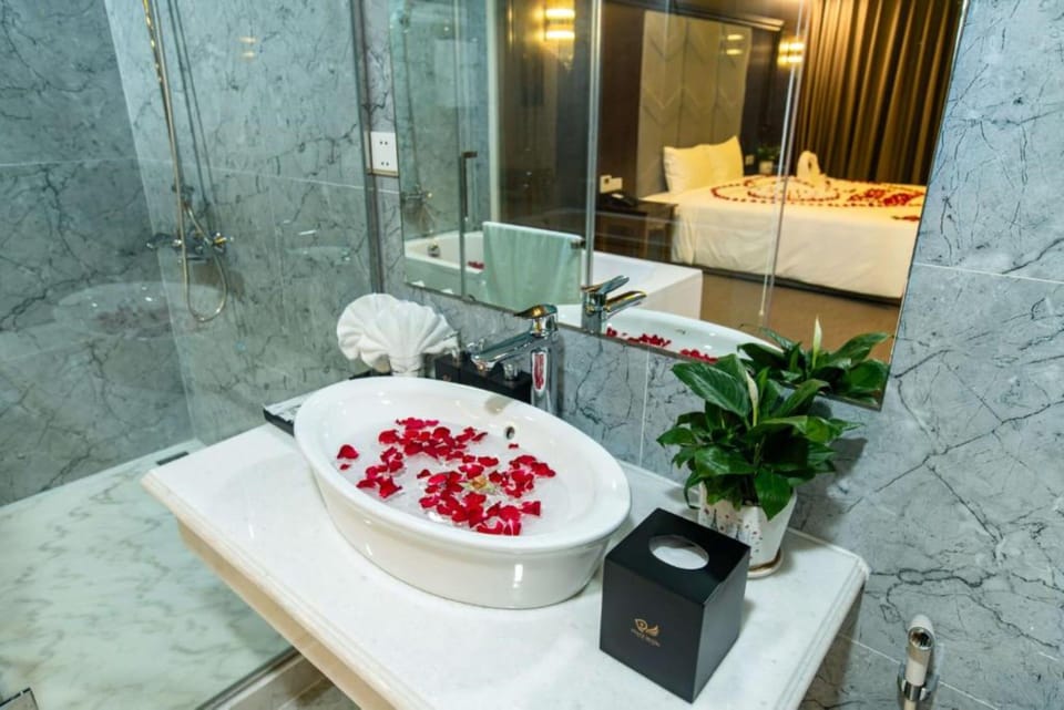 Suite | Bathroom | Separate tub and shower, hair dryer, bathrobes, slippers