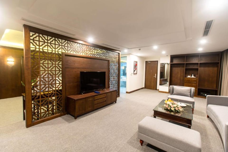 Suite | Living area | 25-inch TV with cable channels