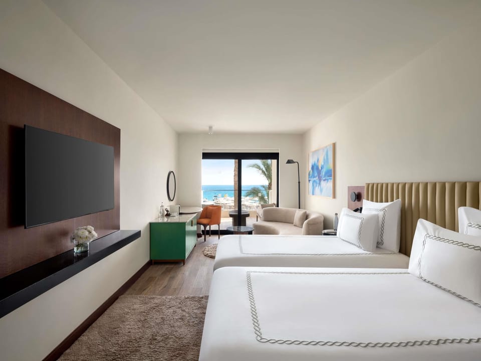 Junior Suite | Minibar, in-room safe, desk, blackout drapes