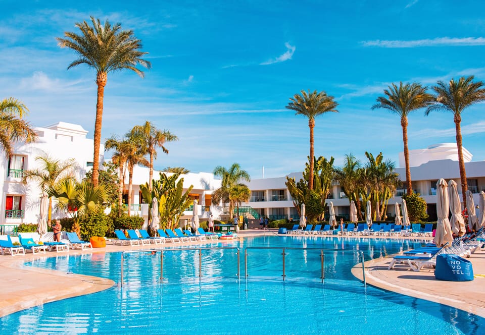 4 outdoor pools, pool umbrellas, sun loungers