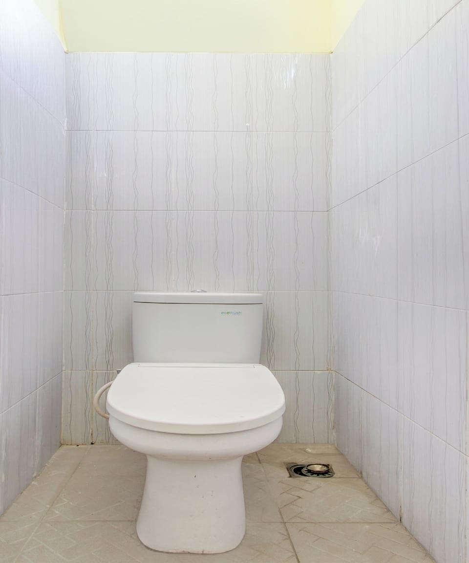 Deluxe Double Room | Bathroom | Shower, free toiletries, towels, soap