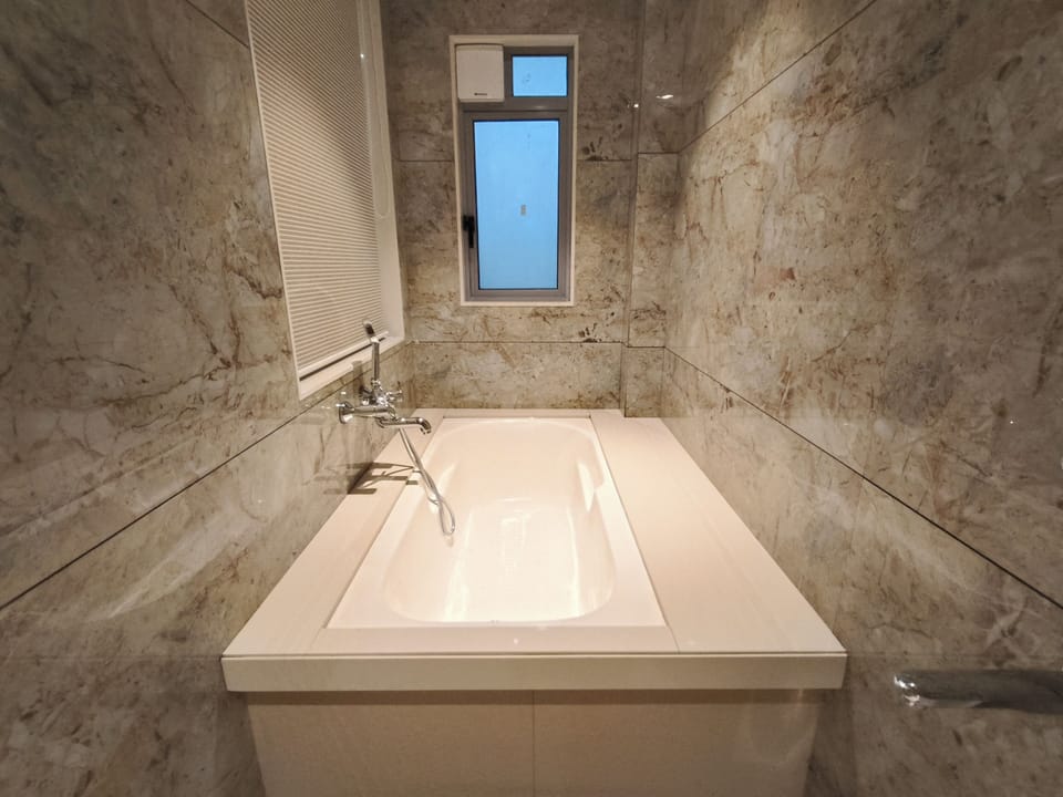 Luxury Studio Suite | Bathroom | Free toiletries, towels, soap, shampoo