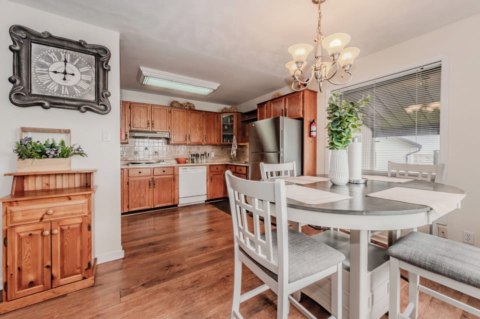 Prepare your meals in the fully equipped kitchen and enjoy them in the bright and comfortable dining space, ideal for family dinners.
