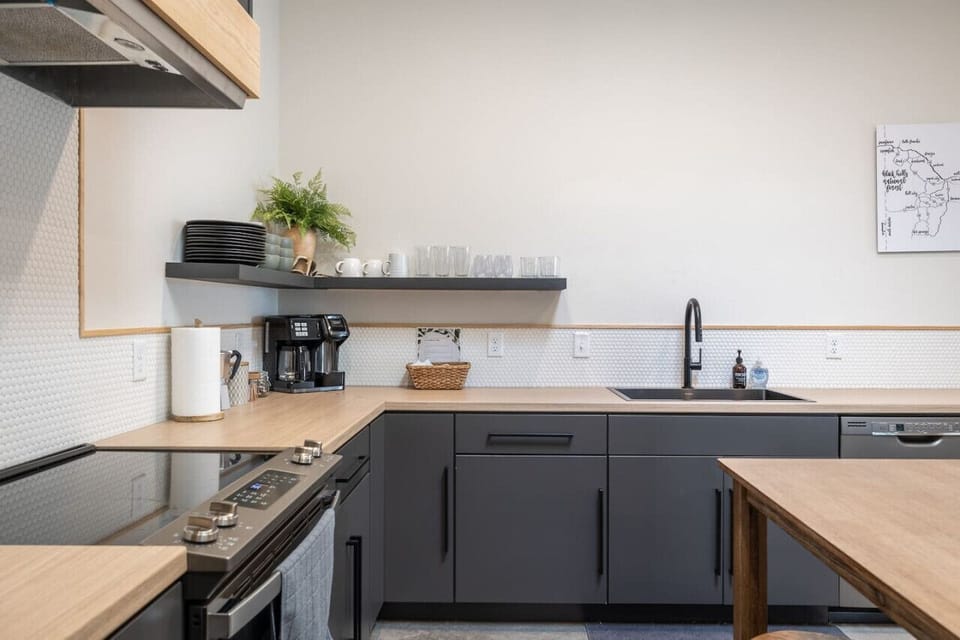 Whether you`re whipping up a quick breakfast or preparing a full family dinner, you’ll find a variety of pots and pans at your disposal.