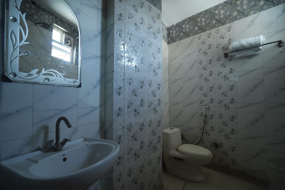 Deluxe Room | Bathroom