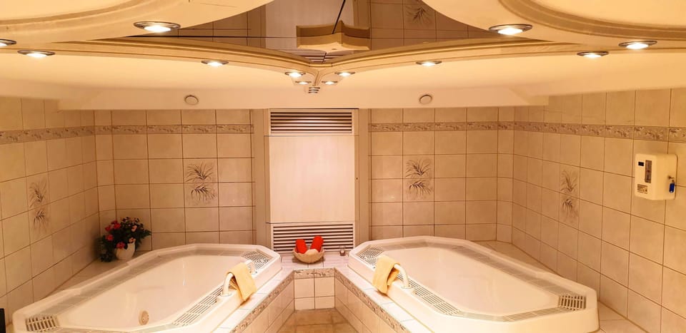 Sauna, hot tub