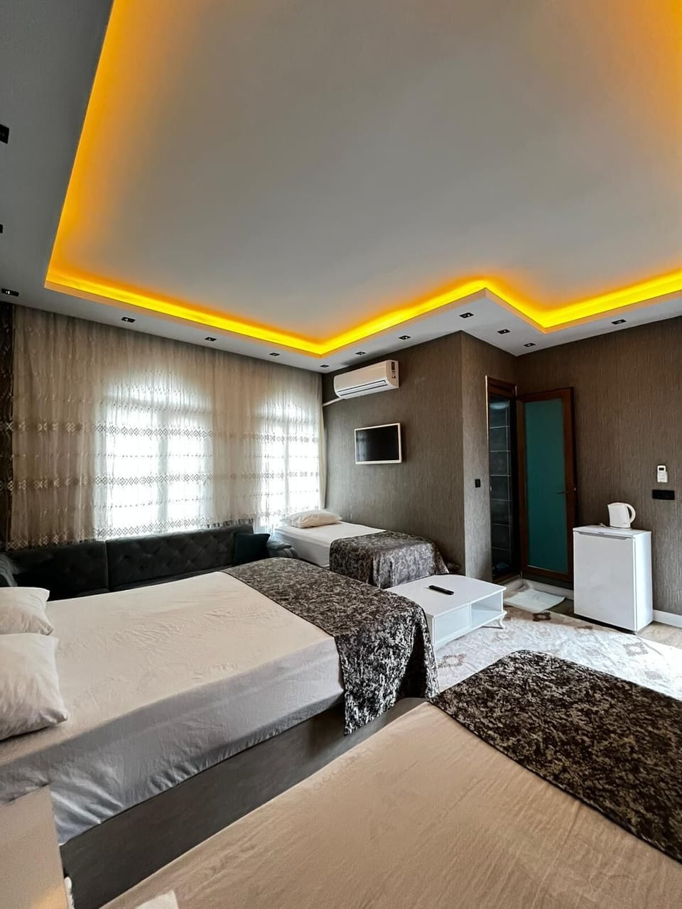 Desk, blackout drapes, free WiFi, wheelchair access