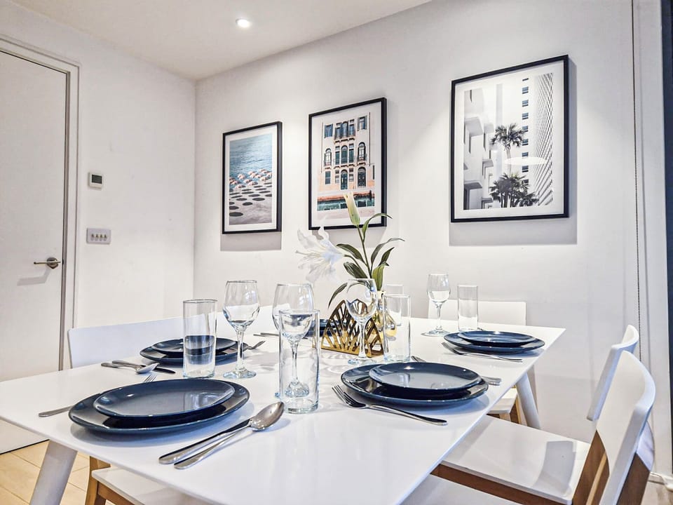 London's 3 Bedroom flat with Private Balcony & Lift few steps from Regent's Park