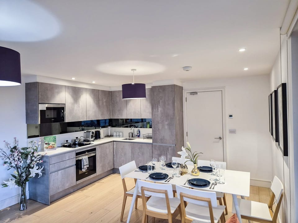 London's 3 Bedroom flat with Private Balcony & Lift few steps from Regent's Park