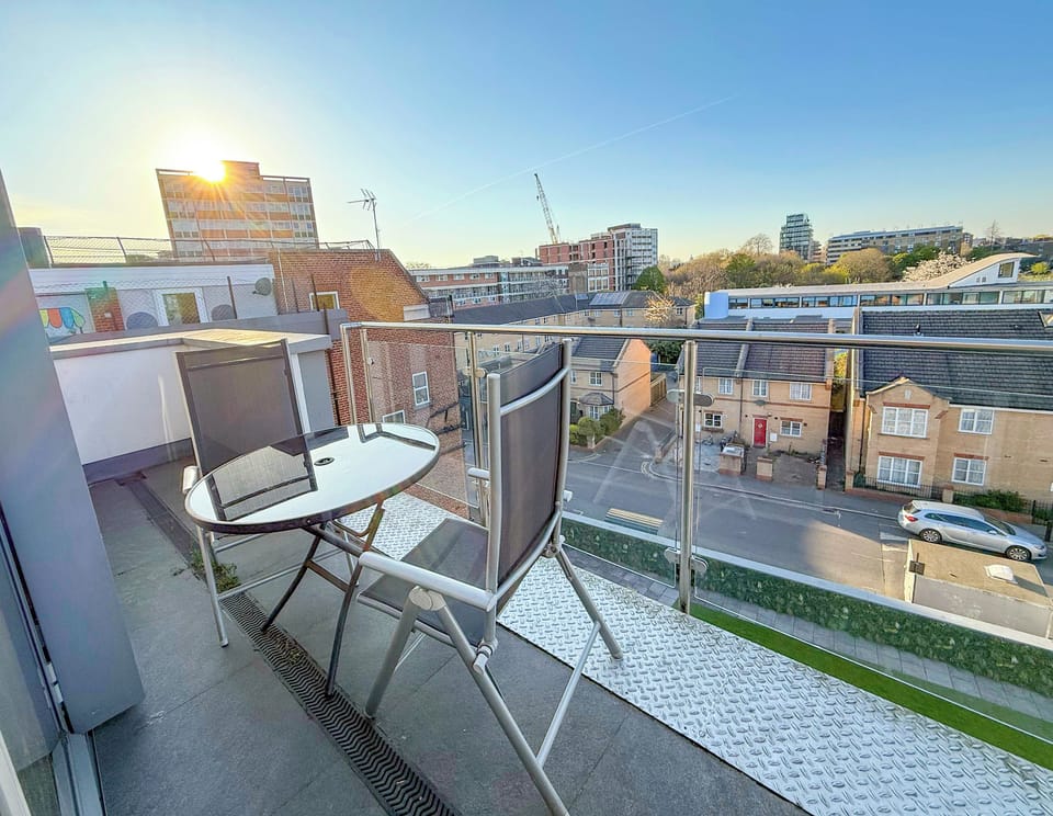 Enjoy a private balcony with seating - Hoxton, Old Street, Shoreditch, Hackney