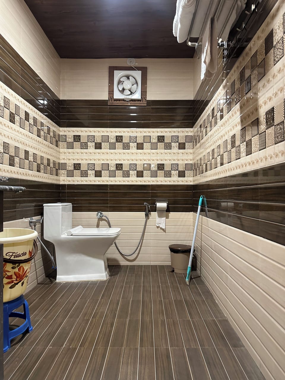 Elite Room | Bathroom | Shower, free toiletries, towels