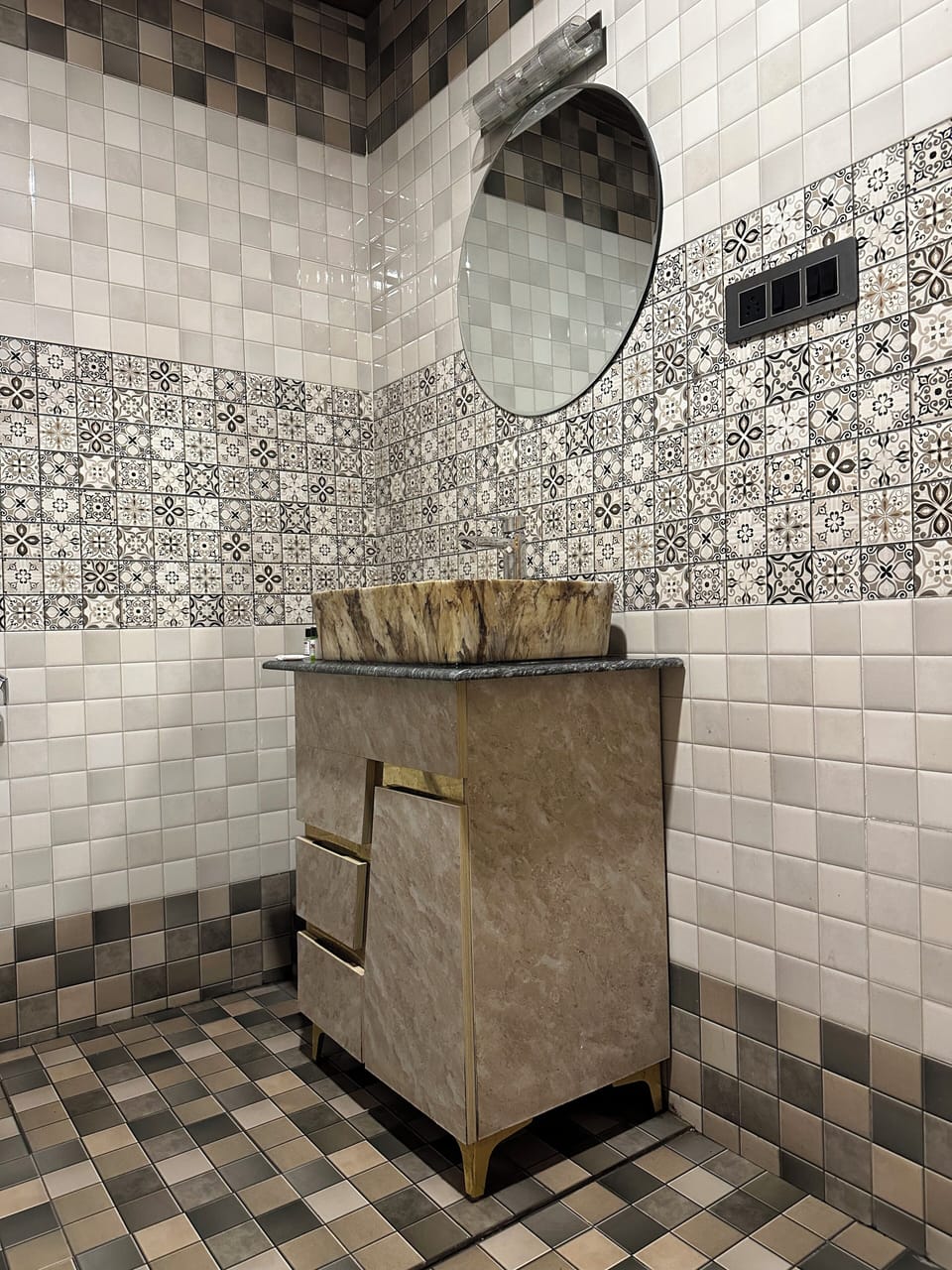 Grand Studio Suite | Bathroom | Shower, free toiletries, towels