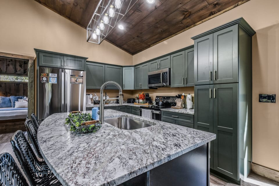 Cabin, 2 Bedrooms | Private kitchen | Fridge, oven, coffee/tea maker, toaster