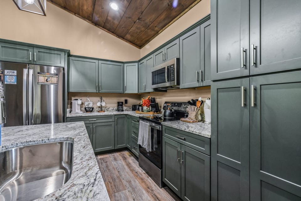 Cabin, 2 Bedrooms | Private kitchen | Fridge, oven, coffee/tea maker, toaster
