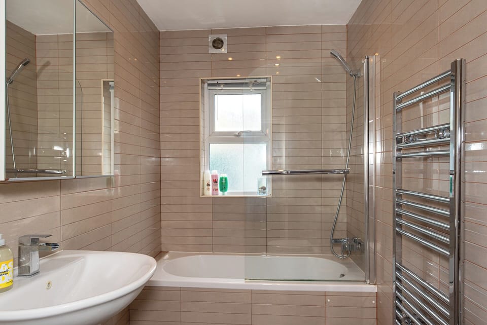 3 Bedroom House with spacious back garden & FREE Parking in Ilford, Barking
