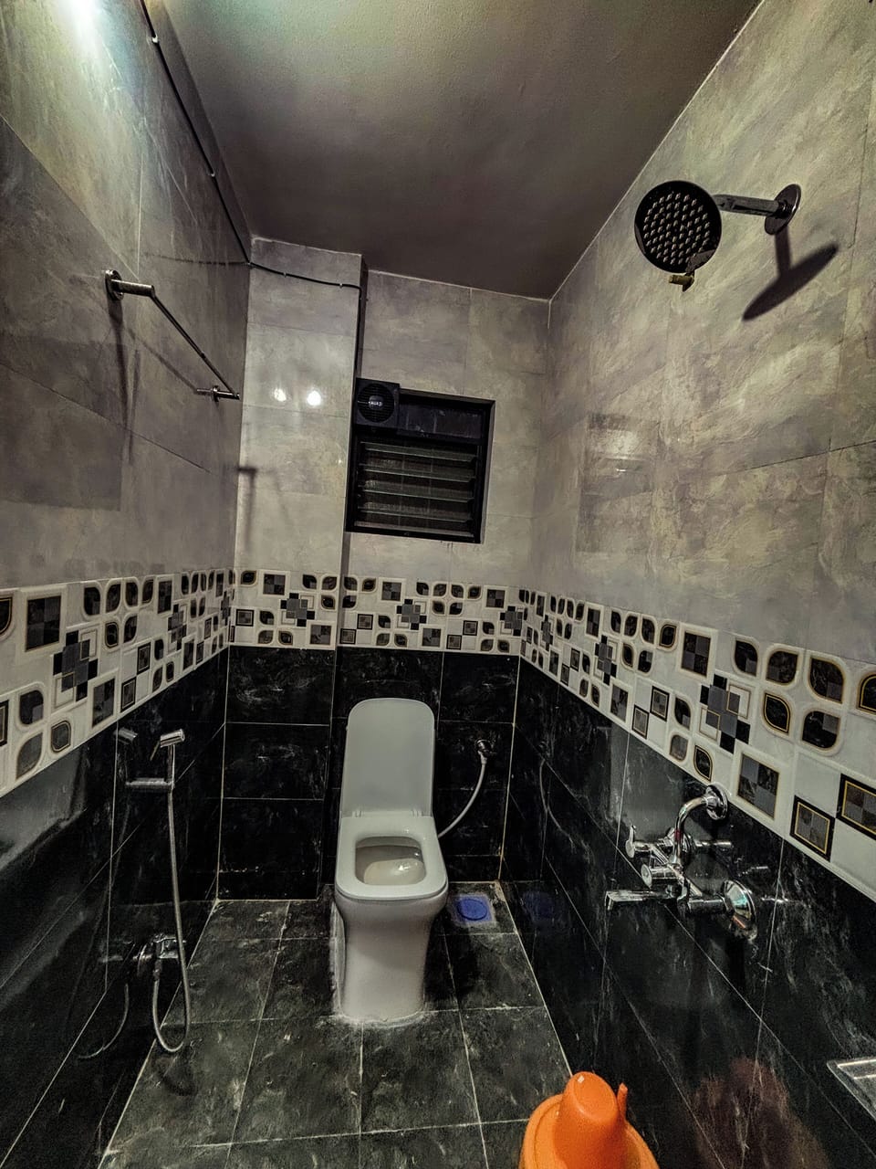 Deluxe Single Room, Balcony | Bathroom | Shower, towels, soap, shampoo