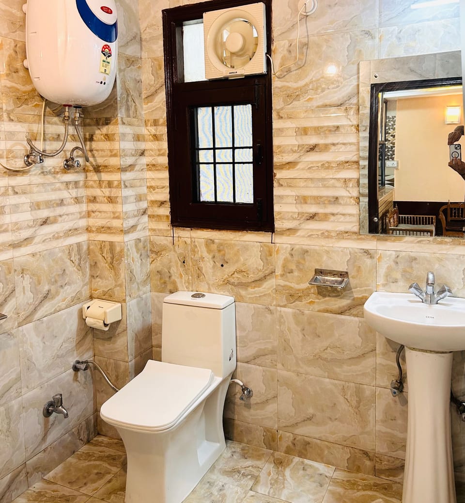 Deluxe Double Room | Bathroom | Shower, slippers, towels