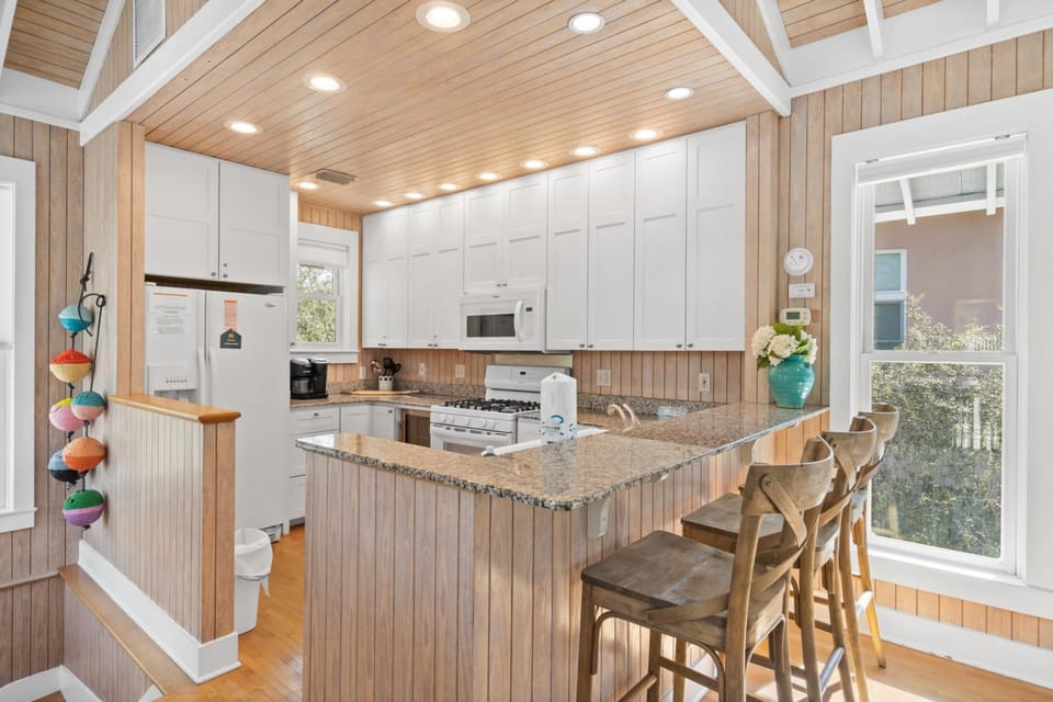 House, Courtyard View | Private kitchen | Full-size fridge, microwave, oven, stovetop