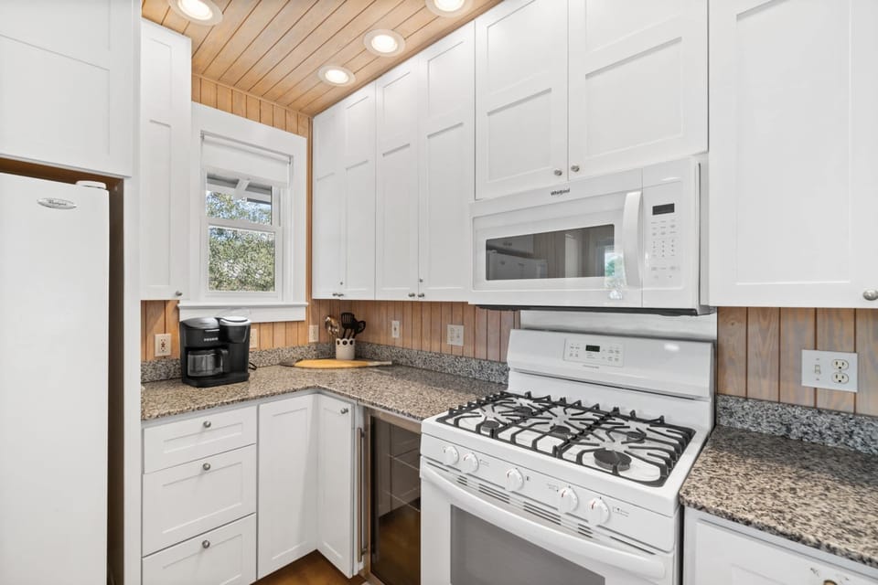 House, Courtyard View | Private kitchen | Full-size fridge, microwave, oven, stovetop