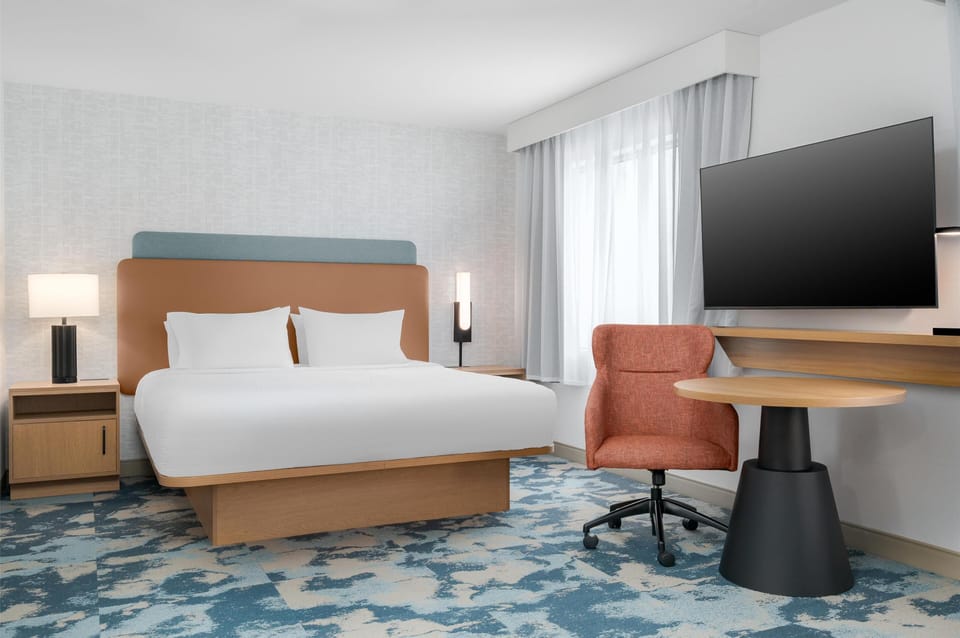 Room, 1 King Bed, Refrigerator | Free WiFi