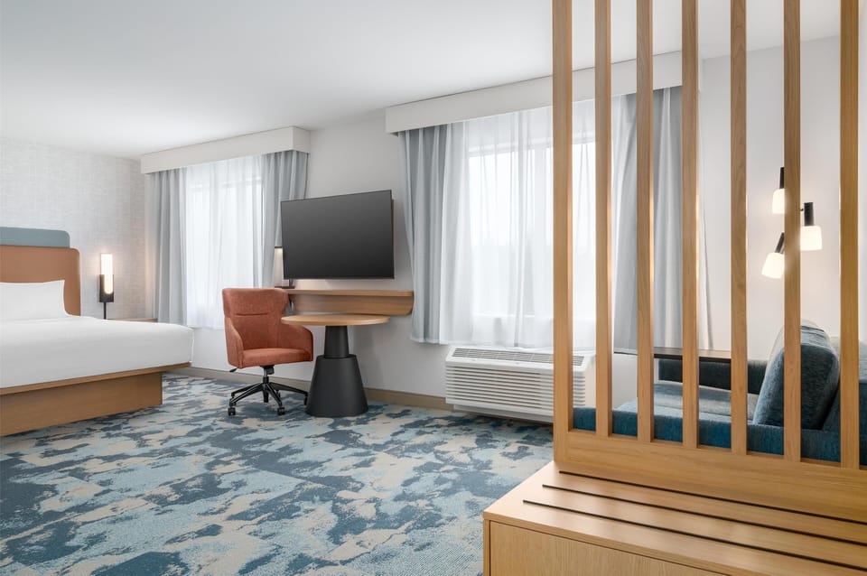 Studio Suite, 1 King Bed | Living area