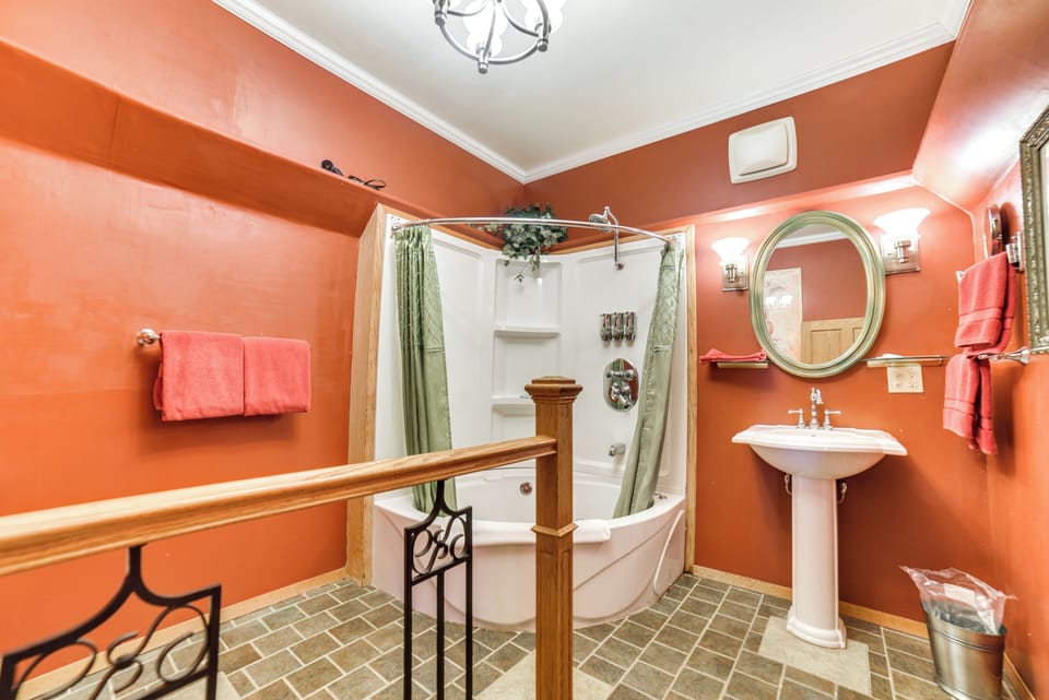 Full Bathroom | Towels Provided | Complimentary Toiletries | Hair Dryer
