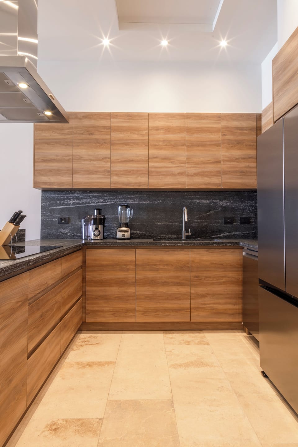 Full-size fridge, microwave, oven, stovetop