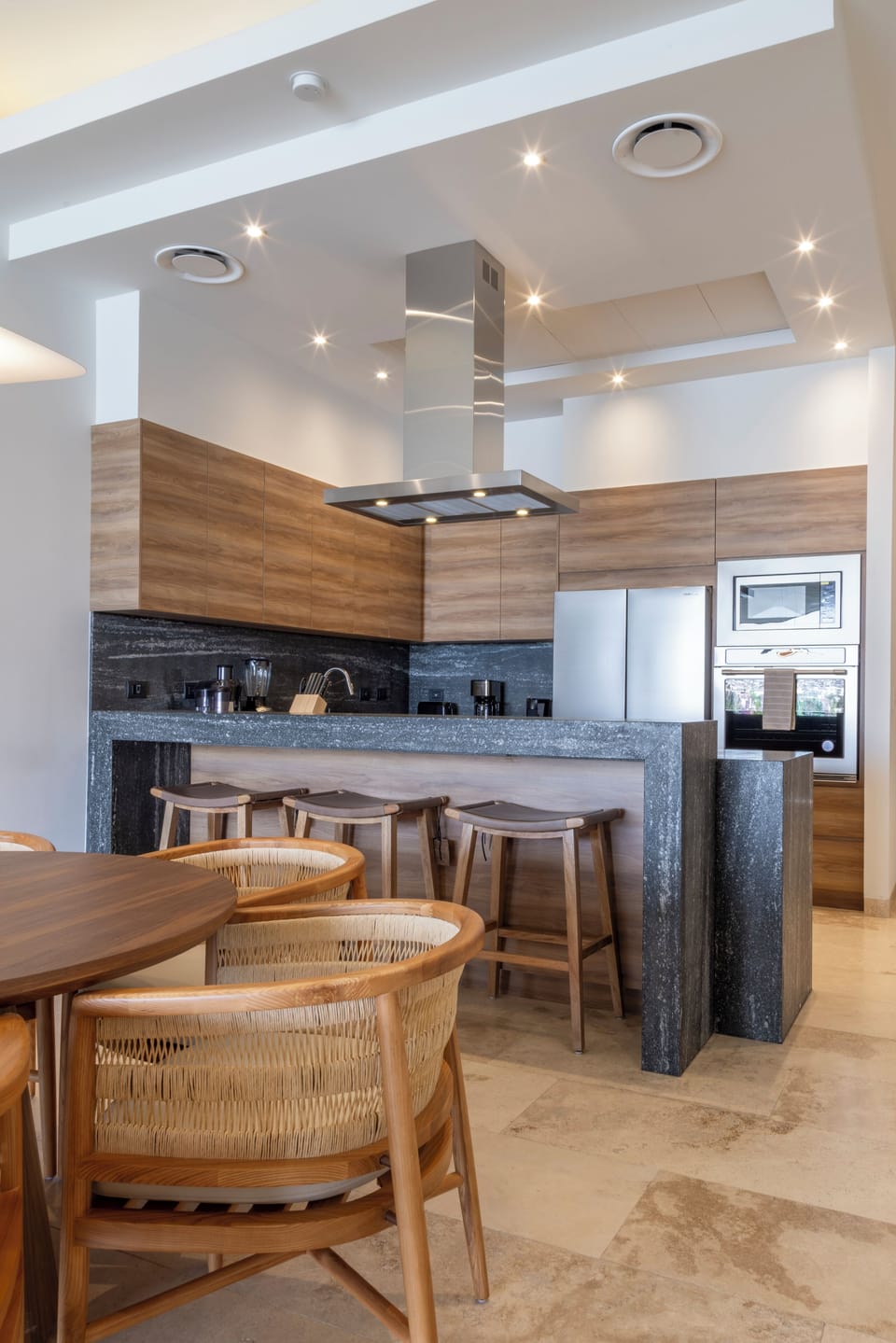 Full-size fridge, microwave, oven, stovetop