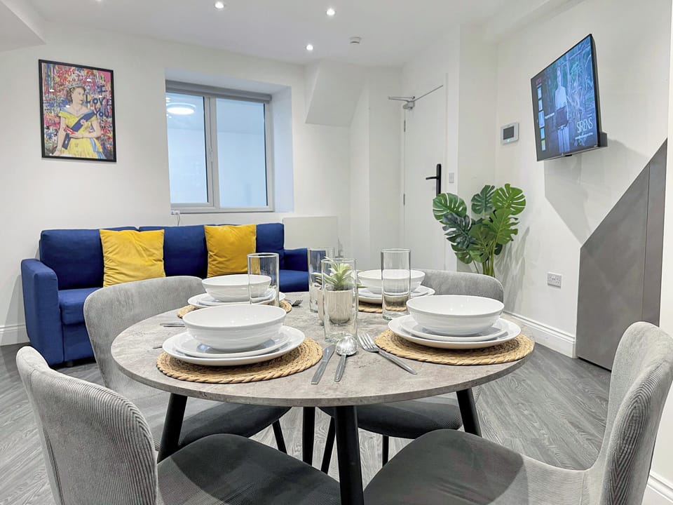 Living & Dining area | 1BDR flat in Shoreditch, Old Street & Hoxton 