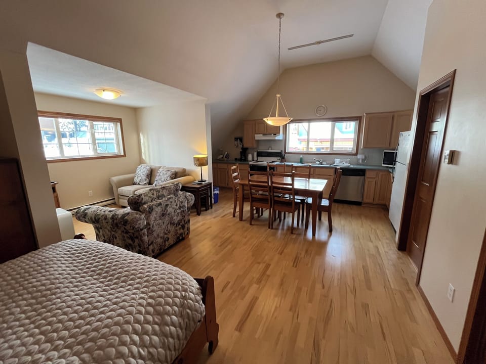 Suite Kitchen & Dining Area 