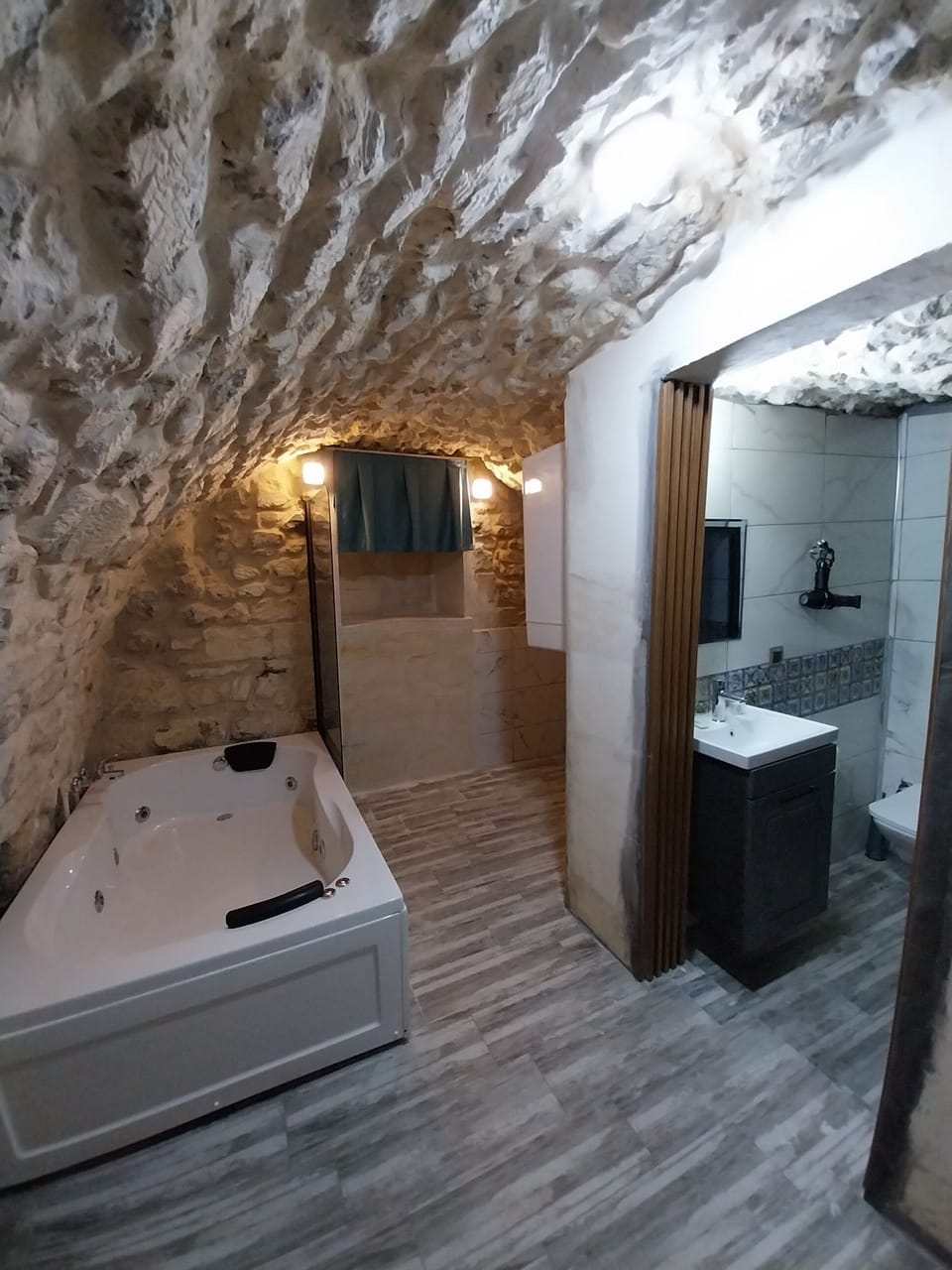 Traditional Double or Twin Room, Courtyard View | Bathroom | Combined shower/tub, hair dryer, slippers, towels