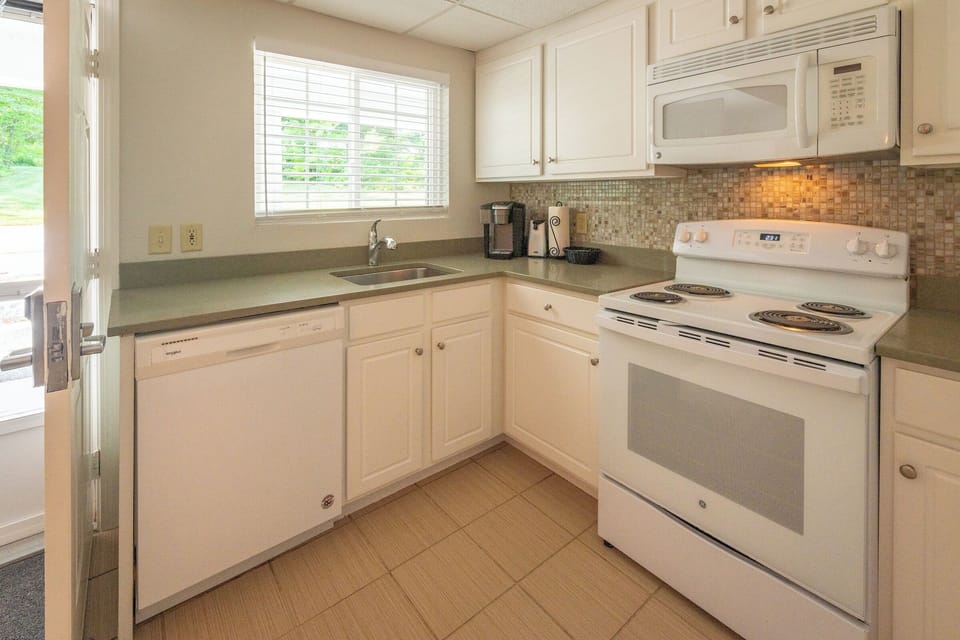 Townhome | Private kitchen | Full-size fridge, microwave, oven, stovetop