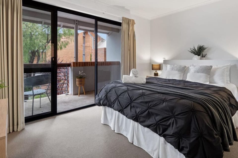 Forest Edge Villa Master Bedroom w/ Ducted Air-conditioning (2nd Floor)