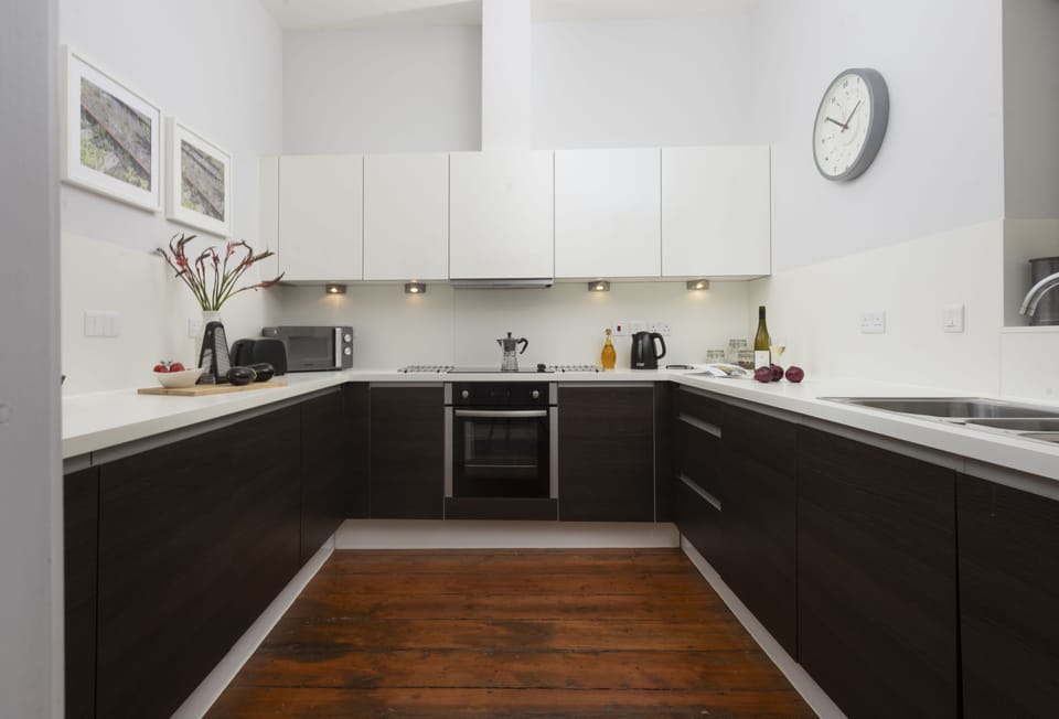The Old Carriage Works, Lostwithiel, Fowey. First Floor: The sleek kitchen offers everything you'll need during your stay
