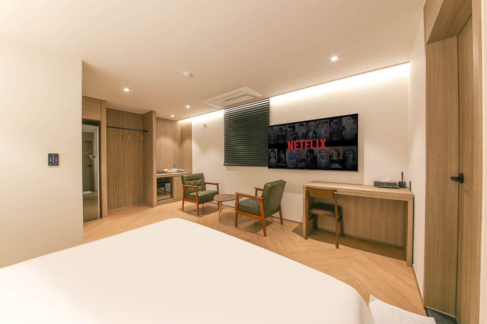 D. Premier King - Free Breakfast for Two - No Breakfast on Monday Morning | Desk, laptop workspace, soundproofing, free WiFi
