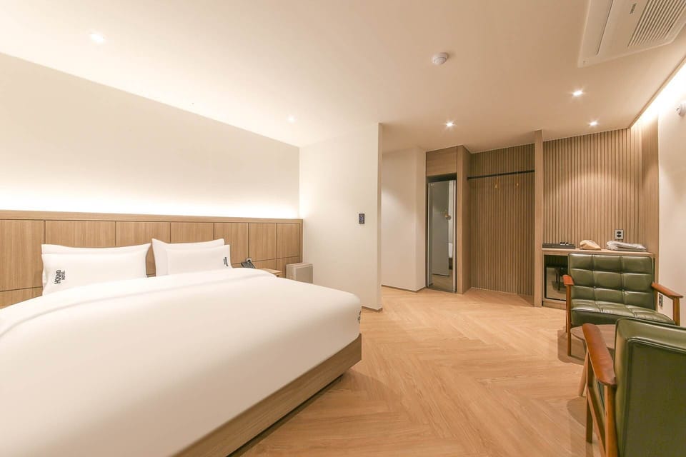 D. Premier King - Free Breakfast for Two - No Breakfast on Monday Morning | Desk, laptop workspace, soundproofing, free WiFi