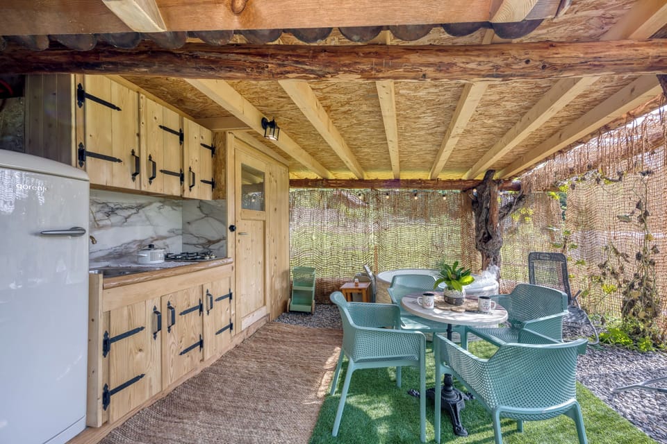 Outdoor kitchen