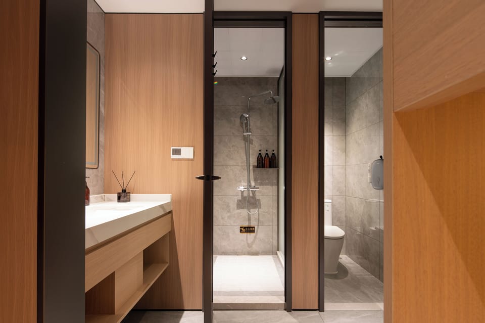 Shower, rainfall showerhead, free toiletries, hair dryer