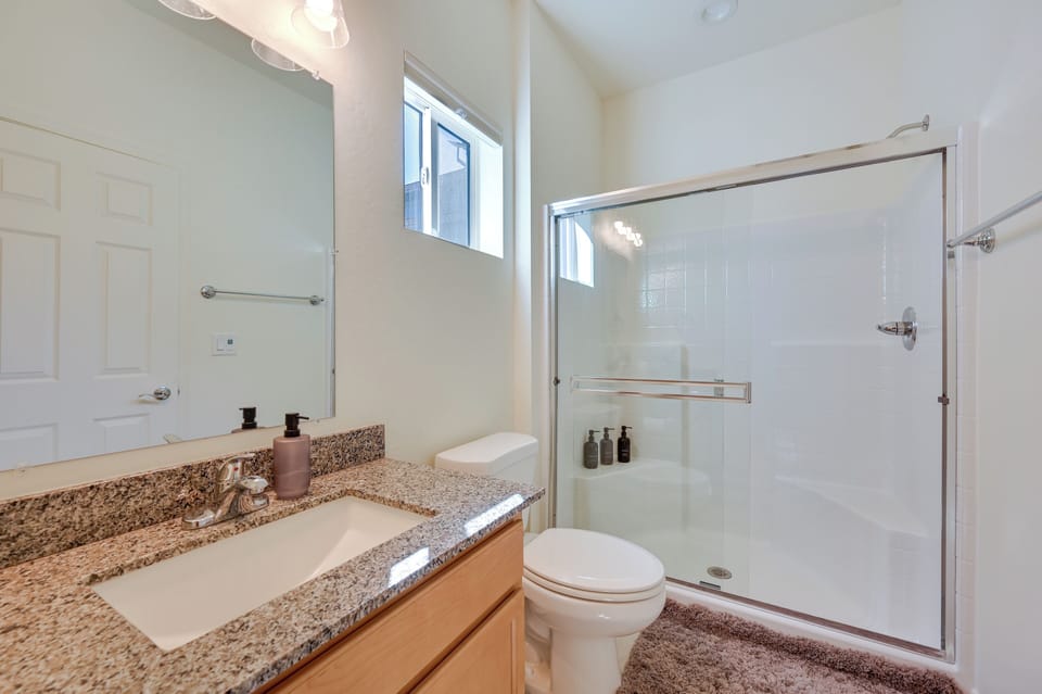 Full Bathroom | 2nd Floor | Towels Provided